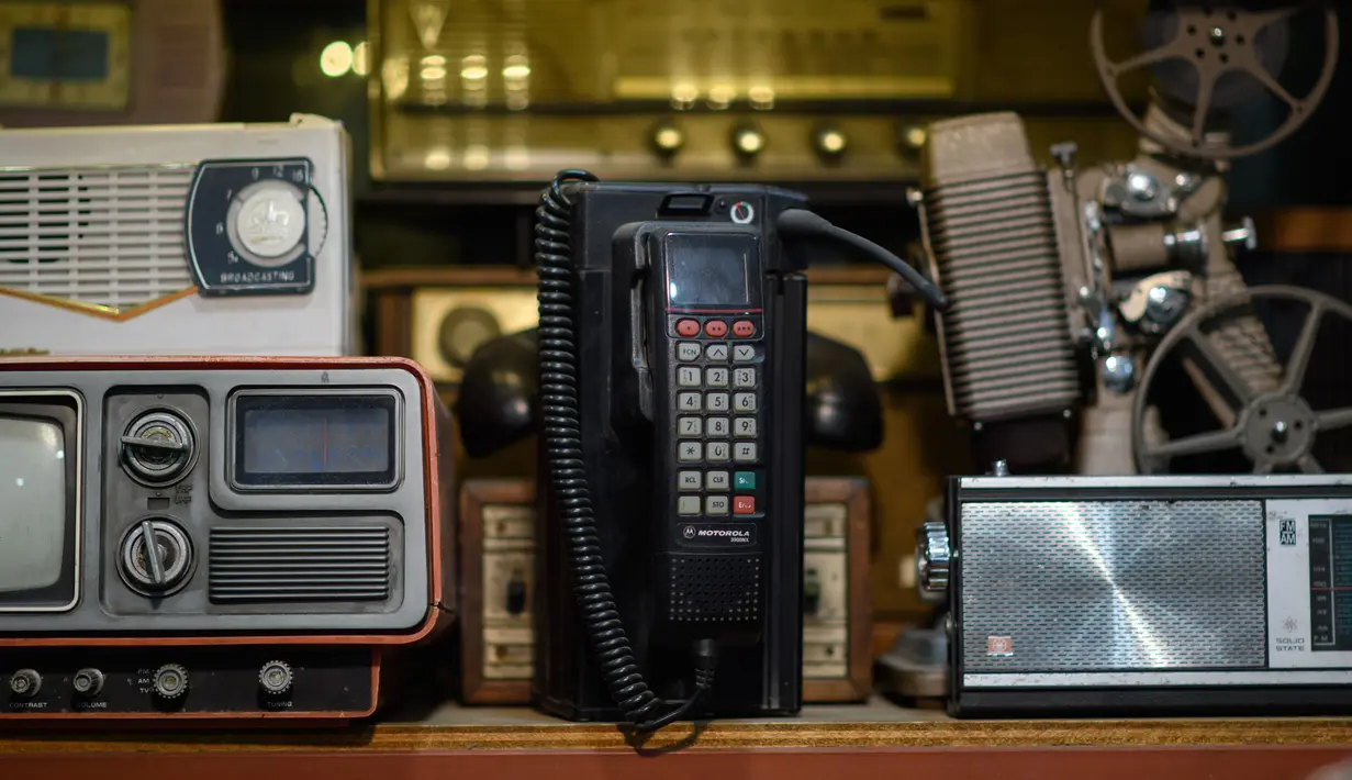Ponsel Motorola lama ditampilkan di pasar barang antik di Seoul, Korea Selatan (2/4). Korea Selatan sedang bersiap untuk meluncurkan jaringan seluler 5G pertama di dunia pada 5 April. (AFP Photo/Ed Jones)