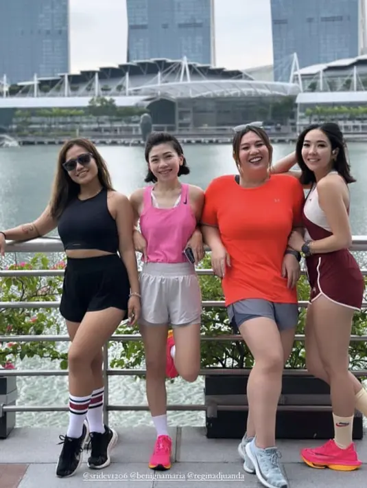 Meski sedang berada di luar negeri, Gisel menyempatkan diri untuk berolahraga. Ia tampil dengan top sleeveless dan short pants maroon. Dipadukan sneakers warna cerah.(@gisel_la)