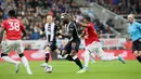 Pemain Newcastle United, Allan Saint-Maximin berebut bola dengan gelandang Manchester United, Fred pada laga pekan kedelapan Premier League, di St James' Park, Minggu (6/10/2019). Manchester United (MU) menelan kekalahan 0-1 dari Newcastle United. (Owen Humphreys/PA via AP)