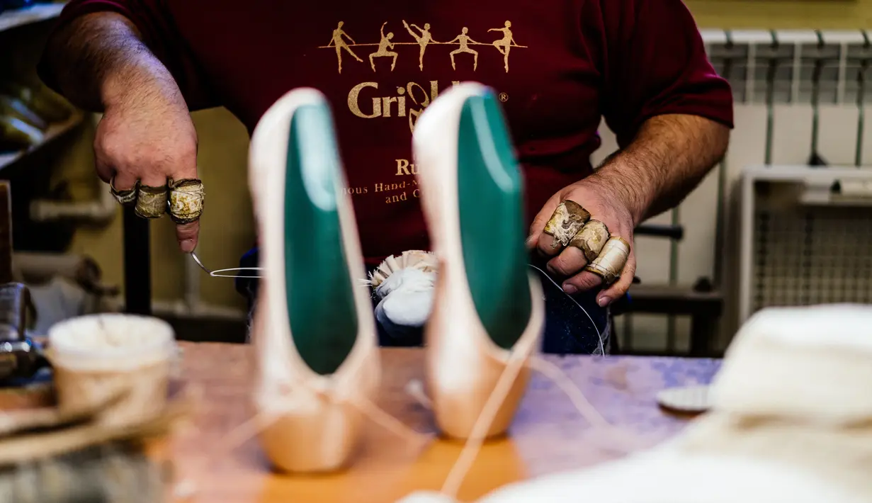 Pekerja menyelesaikan pembuatan sepatu pointe di bengkel perusahaan Grishko, Moskow, Rusia, 25 Februari 2020. Hampir 80 persen produksi Grishko adalah untuk ekspor. (Dimitar DILKOFF/AFP)