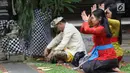 Umat Hindu melakukan sembahyang Hari Raya Nyepi di Pura Aditya Jaya, Jakarta, Kamis (7/3). Hari Raya Nyepi merupakan perayaan Tahun Baru Hindu berdasarkan penanggalan/kalender caka, yang dimulai sejak tahun 78 Masehi. (Liputan6.com/Helmi Fithriansyah)