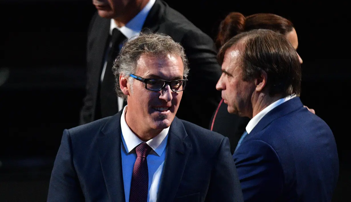 Legenda sepak bola Prancis, Laurent Blanc, saat menghadiri Drawing Piala Dunia 2018 di Kremlin Palace, Jumat (1/12/2017). Acara tersebut dihadiri legenda sepak bola dunia. (AFP/Mladen Antonov)
