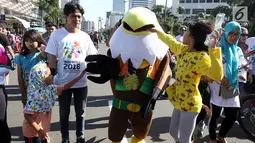 Badut karakter burung berinteraksi dengan anak-anak di kawasan Bundaran HI, Jakarta, Minggu (1/4). Maskot dan badut lainnya menyapa masyarakat dalam rangka sosialisasi Asian Games 2018 yang akan digelar pada 18 Agustus 2018. (Liputan6.com/Arya Manggala)