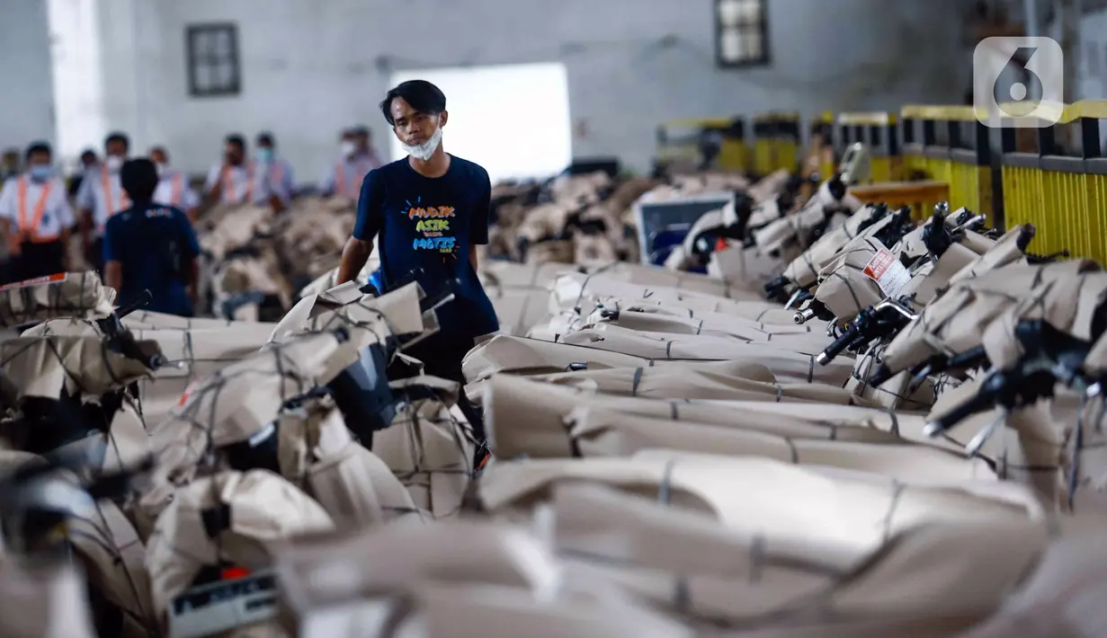<p>Petugas menata sepeda motor sebelum dikirim menggunakan kereta di Stasiun Kampung Bandan, Jakarta Utara, Selasa (26/4/2022). PT Kereta Api Indonesia (KAI) Logistik (Kalog) menyediakan 9.280 kuota pengiriman sepeda motor gratis selama arus mudik dan arus balik Lebaran 2022. (Liputan6.com/Herman Zakharia)</p>