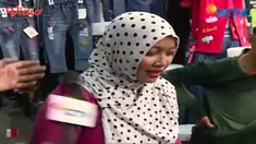 Memasuki libur akhir pekan, Pasar Tanah Abang semakin siang, semakin ramai dikunjungi para pembeli yang ingin membeli baju Lebaran.