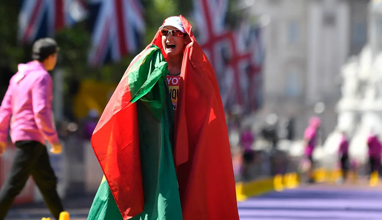 Pelari putri asal Portugal, Ines Henriques berteriak saat merayakan kemenangannya merebut medali emas dalam lomba lari putri selama Kejuaraan Atletik Dunia di London, Inggris (13/8). (AP Photo / Martin Meissner)