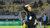 Pelatih Persebaya Surabaya, Paul Munster saat laga melawan Madura United di Stadion Gelora Bung Tomo, Surabaya, Rabu (14/3/2024). (Bola.com/Aditya Wany)