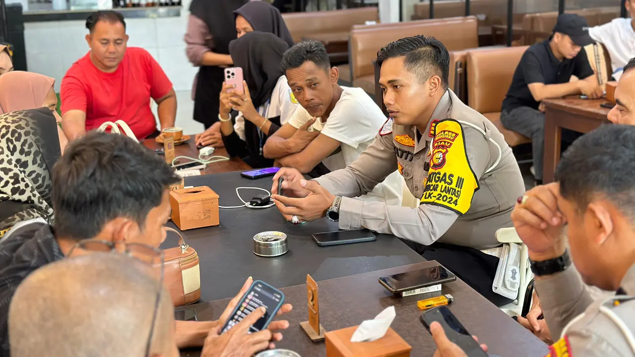 Kasat Lantas Polres Rokan Hulu AKP Tatit berdialog dengan konten kreator dan influencer.