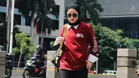 Menggunakan baju sweater berkerah, wanita berhijab ini semakin menawan dengan hijab pashmina yang diikat ke belakang. Gayangnya semakin trendi dengan kacamata hitam dan slingbag yg eye catching.(Liputan6.com/IG/@nissa_sabyan)