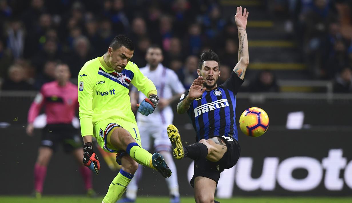 Aksi kiper Sampdoria berdarah Indonesia, Emil Audero pada laga lanjutan Liga Italia Serie A yang berlangsung di stadion Giuseppe Meazza, Milan, Senin (18/2). Inter Milan menang 2-1 atas Sampdoria. (AFP/Miguel Medina)
