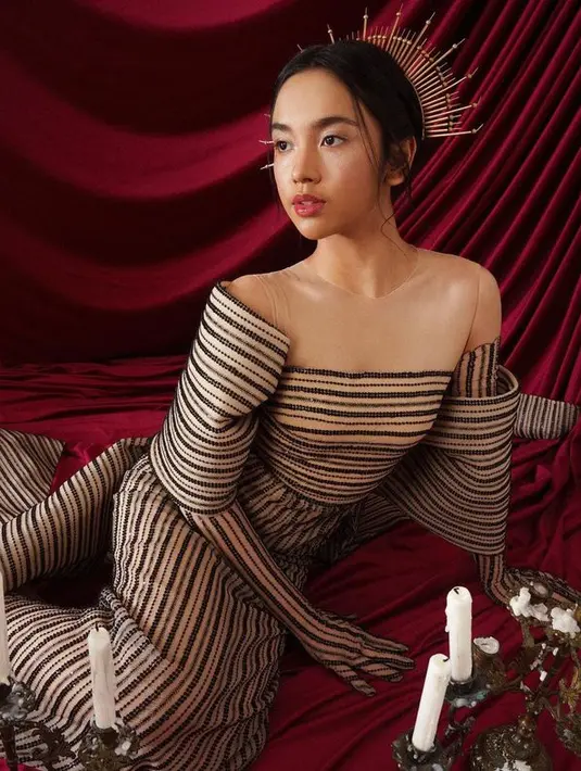 Di sisi lain, ada netizen yang menyoroti bahwa gaun yang dikenakan Lyodra dalam sesi foto tersebut mirip dengan kue lapis legit. (instagram.com/winstongomez)