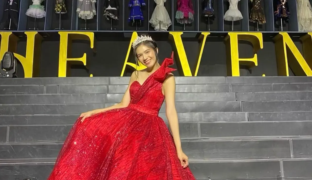 Pemilik nama lengkap Gabriela Margaret Warouw terlihat begitu bahagia di momen perayaan hari kelulusannya di JKT48. Petualangan hebat satu dekade Gaby dengan JKT48 ditutup dengan manis di konser Heaven. Gaby tampil sangat memesona dengan mengenakan gaun merah. (Liputan6.com/IG/@jkt48gaby)