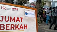 Kantor OJK Regional 2 Jawa Barat berinisiatif menyelenggarakan Jumat Berkah sebagai bentuk kepedulian dan rasa syukur pegawai dengan membagikan sekitar 250 nasi kotak kepada masyarakat di Kota Bandung, Jumat (14/10/2022).