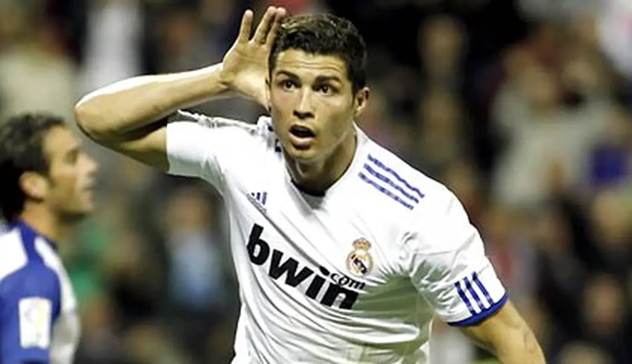 Selebrasi gol Cristiano Ronaldo yang melesakkan empat gol saat Real Madrid melumat Racing Santander 6-1 pada laga La Liga di Santiago Bernabeu, 23 Oktober 2010. AFP PHOTO/PEDRO ARMESTRE