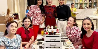 Busana Natal dengan outfit bernuansa serba merah. Untuk menciptakan look yang elegan, kamu bisa tiru gaya Titi Kamal, Sandra Dewi, hingga Chelsea Olivia yang tampil bak old money. Seperti apa potretnya? [@sandradewi88]