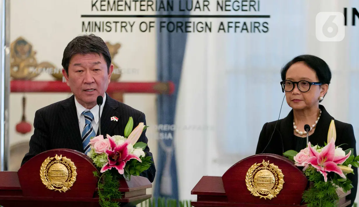Menteri Luar Negeri Retno Marsudi (kanan) mendampingi Menteri Luar Negeri Jepang Motegi memberi pernyataan saat kunjungan delegasi di Gedung Kemlu, Jumat (10/1/2020). Kunjungan membahas kerjasama di bidang investasi termasuk pengembangan pulau terluar seperti Natuna. (Liputan6.com/Faizal Fanani)