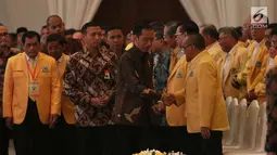 Presiden Joko Widodo (Jokowi) menyalami menyalami Ketua Dewan Pembina Golkar Aburizal Bakrie saat menghadiri pembukaan Munaslub Partai Golkar di Jakarta, Senin (18/12). Munaslub Golkar berlangsung hingga 20 Desember 2017. (Liputan6.com/Angga Yuniar)