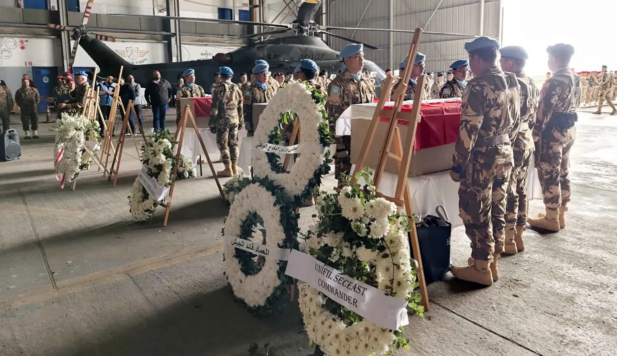 Suasana upacara penghormatan terakhir bagi tiga prajurit Tentara Nasional Indonesia (TNI) yang gugur dalam misi perdamaian dunia di Hanggar Lebanese Air Force, Beirut, Lebanon, Kamis 2 April 2026 pukul 16.00 waktu setempat. United Nations Interim Force in Lebanon (UNIFIL) menyelenggarakan upacara memorial sebagai penghormatan terakhir bagi tiga prajurit Tentara Nasional Indonesia yang gugur dalam misi perdamaian dunia di Lebanon Selatan. (Foto: Puspen TNI)