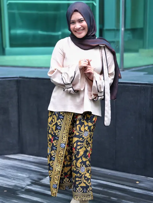 Diakuinya, Ikke pernah menanggalkan hijabnya karena sebuah pekerjaan. Ketika pekerjaan itu usai, ia kembali mengenakan hijab tersebut. Namun, keraguannya mendapat teguran dari orang tuanya. (Adrian Putra/Bintang.com)