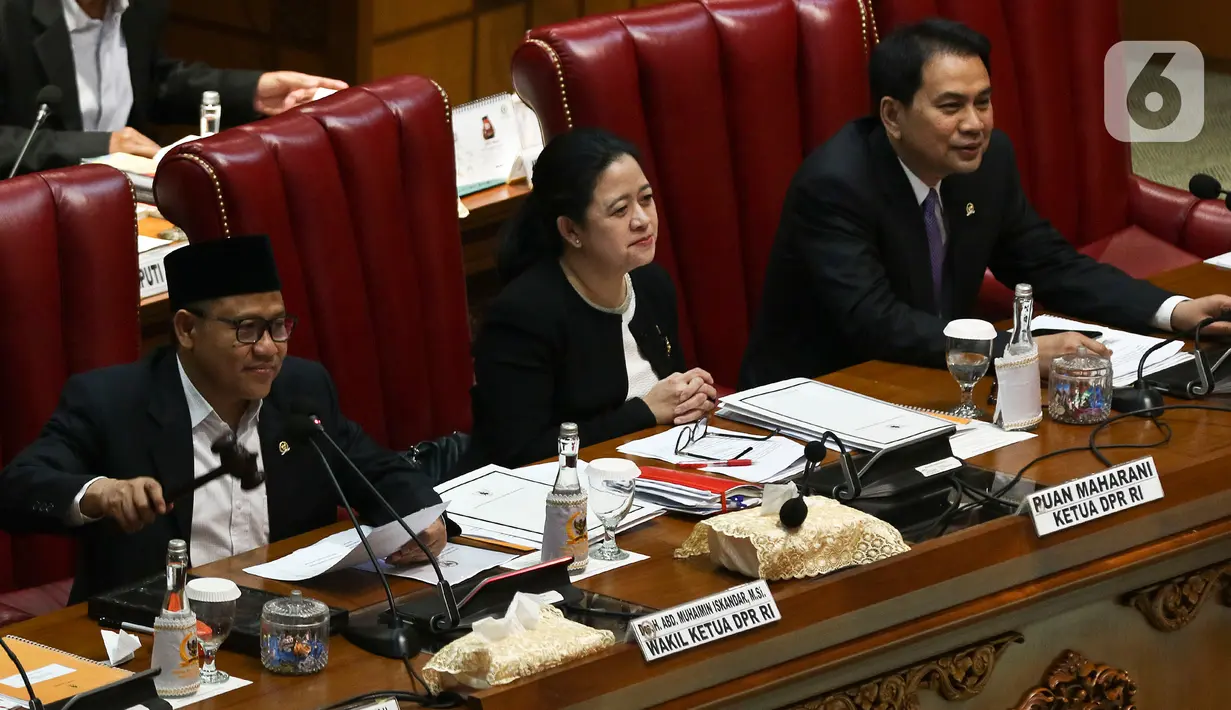 Ketua DPR RI Puan Maharani (tengah) memimpin Rapat Paripurna ke-10 di Kompleks Parlemen Senayan, Jakarta, Kamis (6/2/2020). DPR mengesahkan Undang-Undang Perjanjian Perdagangan Bebas Indonesia-Australia Comprehensive Economic Partnership Agreement (IA-CEPA). (Liputan6.com/Johan Tallo)