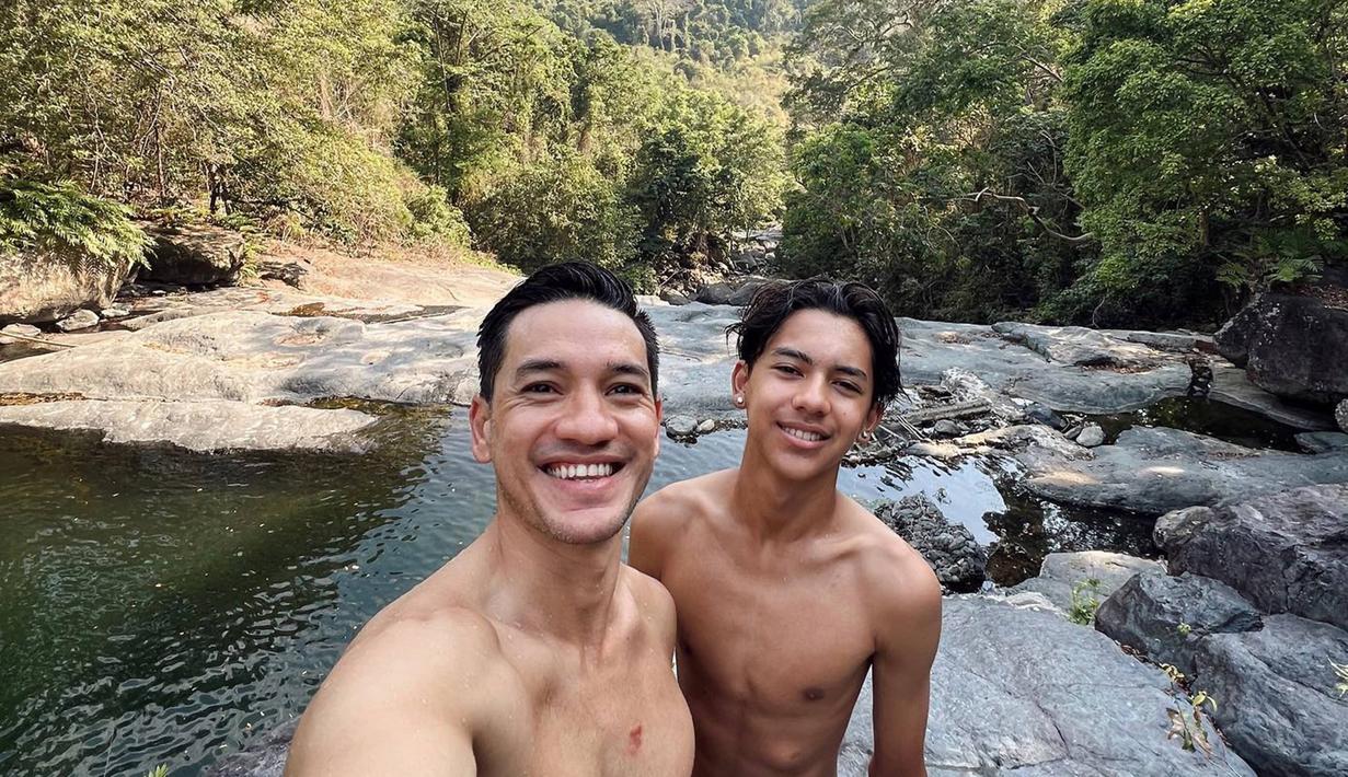 Sering liburan bareng, dalam beberapa unggahan Instagramnya, tidak jarang ayah dan anak ini liburan bareng menikmati alam. Seperti beberapa waktu belakangan ini keduanya mengunjungi sebuah sungai dengan air terjun (Liputan6.com/IG/@andrew.white._)