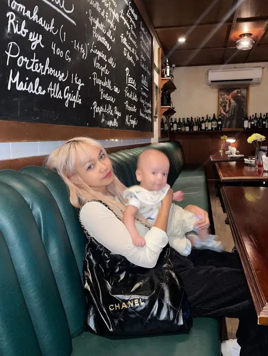 Perempuan yang dikenal sebagai YouTuber ini melahirkan anak laki-laki bernama Tsabit. [Instagram @kittendust]