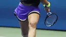 Petenis Kanada, Bianca Andreescu mengembalikan bola pukulan Serena Williams dari Amerika Serikat saat bertanding pada final tunggal putri AS Terbuka 2019 di New York (7/9/2019). Andreescu menang atas Serena 6-3, 7-5. (AP Photo/Adam Hunger)