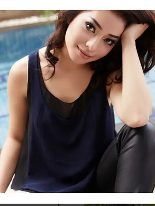 Salah satu aksi Nikita Willy yang sayang kalau dilewatkan, kali ini Niki dan seorang sahabat menari-nari kegirangan dalam kamar pribadinya. Alamak, seksi sekali. (Via Instagram/@nikitawillyofficial94)