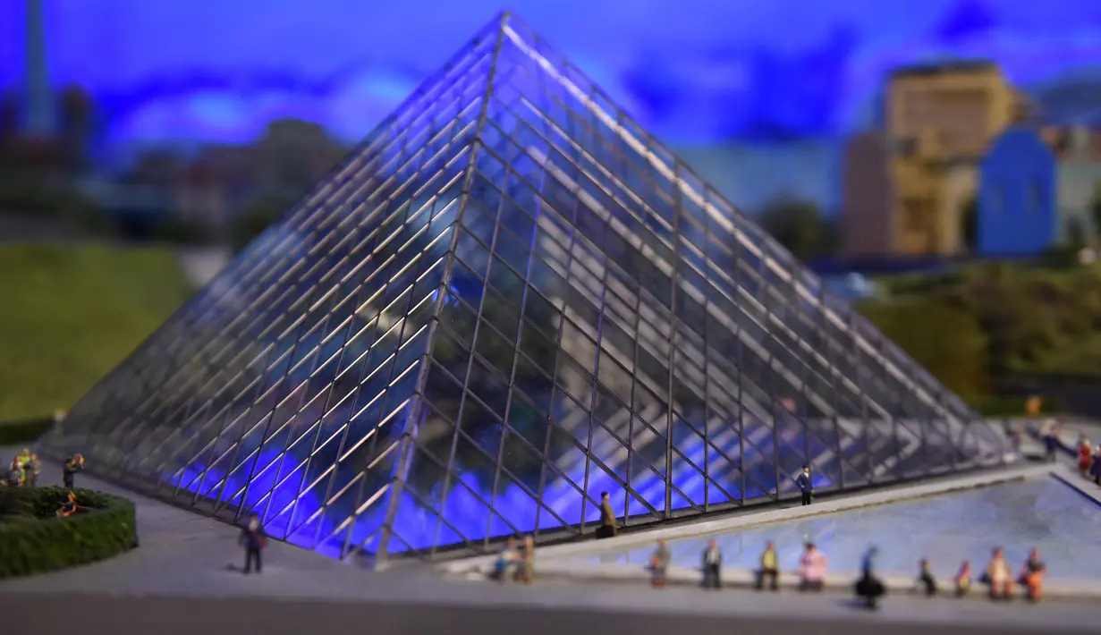 Miniatur dari Louvre di Paris, Perancis dipamerkan saat acara Gulliver’s Gate di Times Square, New York City, Senin (10/4). Gulliver’s Gate menjadi semacam gerbang untuk menjelajah dunia dalam tempo singkat. (AFP PHOTO / TIMOTHY A)