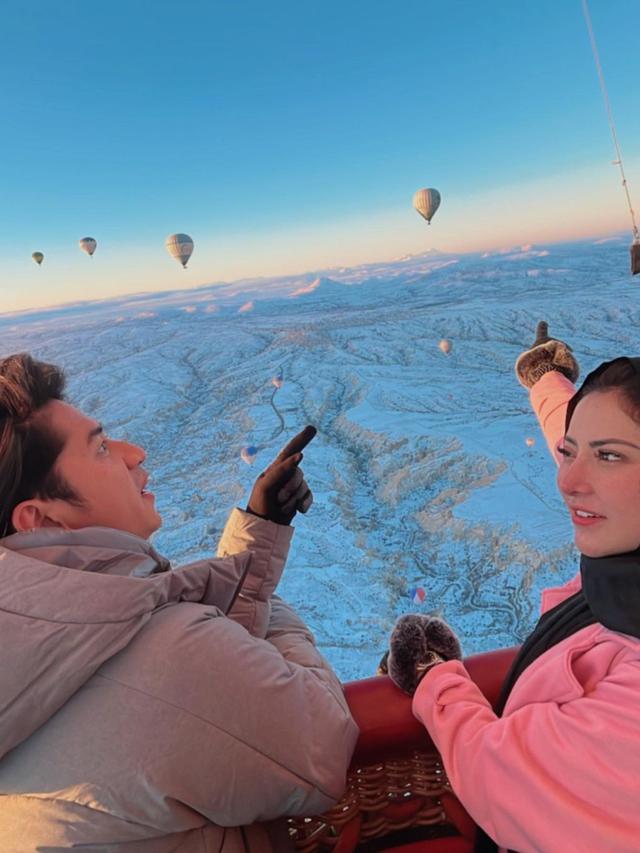 6 Potret Liburan Ayu Aulia di Turki Bareng Zikri Daulay, Tampil Berhijab