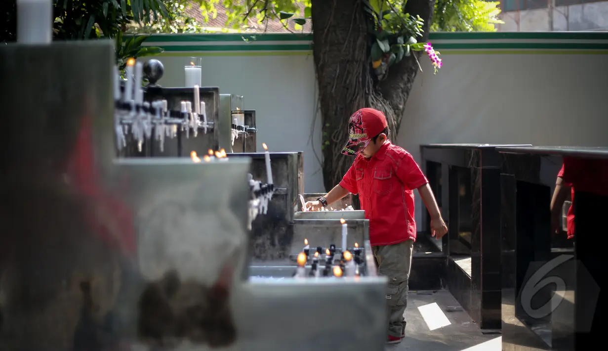 Seorang anak kecil melakukan ibadah misa kenaikan Yesus Kristus atau Kenaikan Isa Almasih di Gereja Katedral, Jakarta, Kamis (14/5/2015). (Liputan6.com/Faizal Fanani)