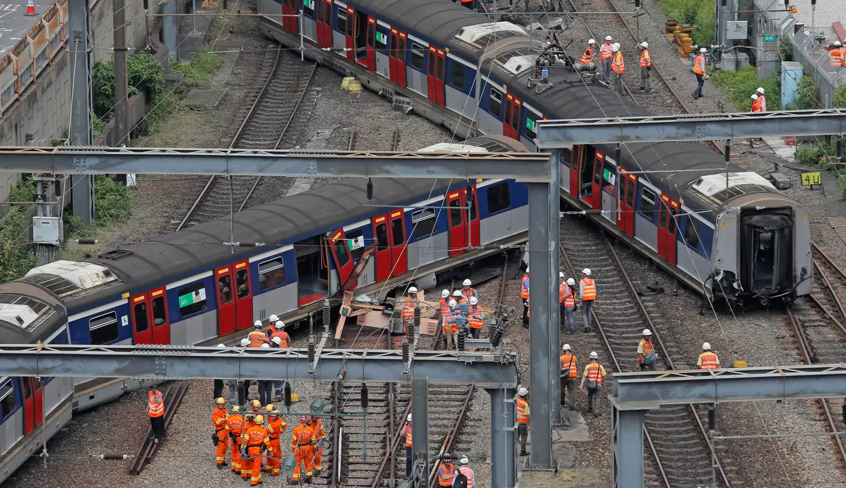 Regu penyelamat berada di lokasi tergelincirnya kereta metro atau Mass Transit Railway (MTR) di Stasiun Hung Hom, Hong Kong, Selasa (17/9/2019). Kereta tujuan Mong Kong East tersebut tergelincir saat meninggalkan stasiun kereta di wilayah Kowloon. (AP Photo/Kin Cheung)