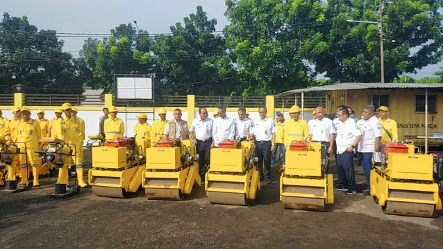 Penyerahan peralatan dan KDO lapangan khusus dalam rangka kesiapan bina marga dalam menghadapi badai ekstrem