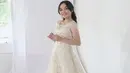 Dengan gaun putih, penampilan Tasya Rosmala nampak elegan dan menawan. Gadis 17 tahun ini selalu tampil fresh dan simple baik saat manggung atau dalam kegiatan sehari-harinya. (Liputan6.com/IG/@tasya_ratu_gopo)