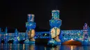 Cahaya warna-warni diproyeksikan pada fasad jembatan Oberbaumbruecke di atas sungai Spree sebagai bagian dari Festival of Lights di Berlin, 15 September 2020. Kreasi cahaya lebih dari 90 karya seni tersebut ditampilkan di 86 lokasi yang berlangsung hingga 20 September mendatang (John MACDOUGALL/AFP)