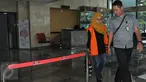 Direktur Keuangan PT Berdikari Siti Marwa seusai diperiksa penyidik di Gedung KPK, Jakarta, Kamis (26/5). Siti Marwa merupakan tersangka kasus dugaan suap pengadaan pupuk urea di PT Berdikari (Persero) periode tahun 2010-2012. (Liputan6.com/Helmi Afandi)