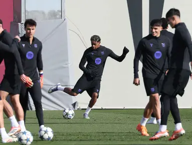Penyerang Barcelona asal Spanyol, Lamine Yamal (tengah) bersama rekan setimnya mengikuti sesi latihan menjelang matchday 5 Liga Champions 2025-2026 melawan Chelsea di lapangan latihan Joan Gamper di Sant Joan Despi, pada Senin 24 November 2025. helsea akan menjamu Barcelona pada matchday ke-5 Liga Champions 2025-2026. (Lluis GENE/AFP)