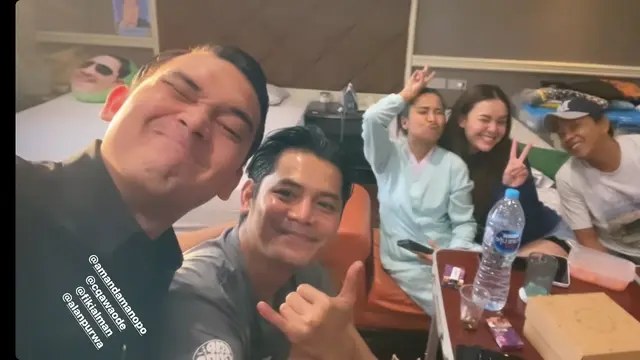 Amanda Manopo berkunjung ke lokasi syuting Ikatan Cinta (foto: Instagram ikbalfauzi_)