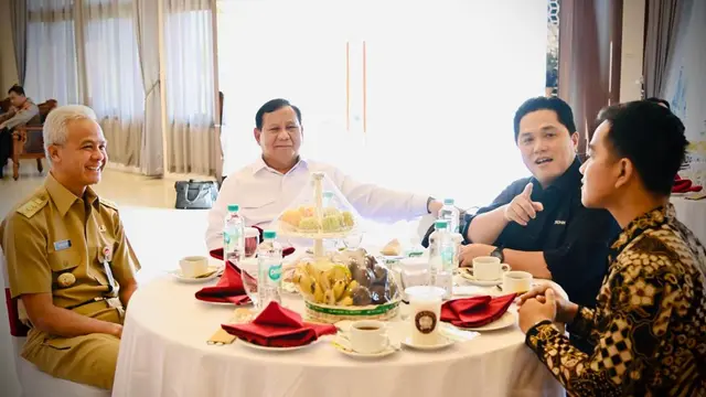 Prabowo Subianto, Erick Thohir, Ganjar Pranowo, dan Gibran Rakabuming berbincang-bincang di ruang tunggu bandara sambil menunggu kedatangan Presiden Jokowi dan Ibu Iriana di Bandara Adi Soemarmo, Senin 24 Juli 2023.