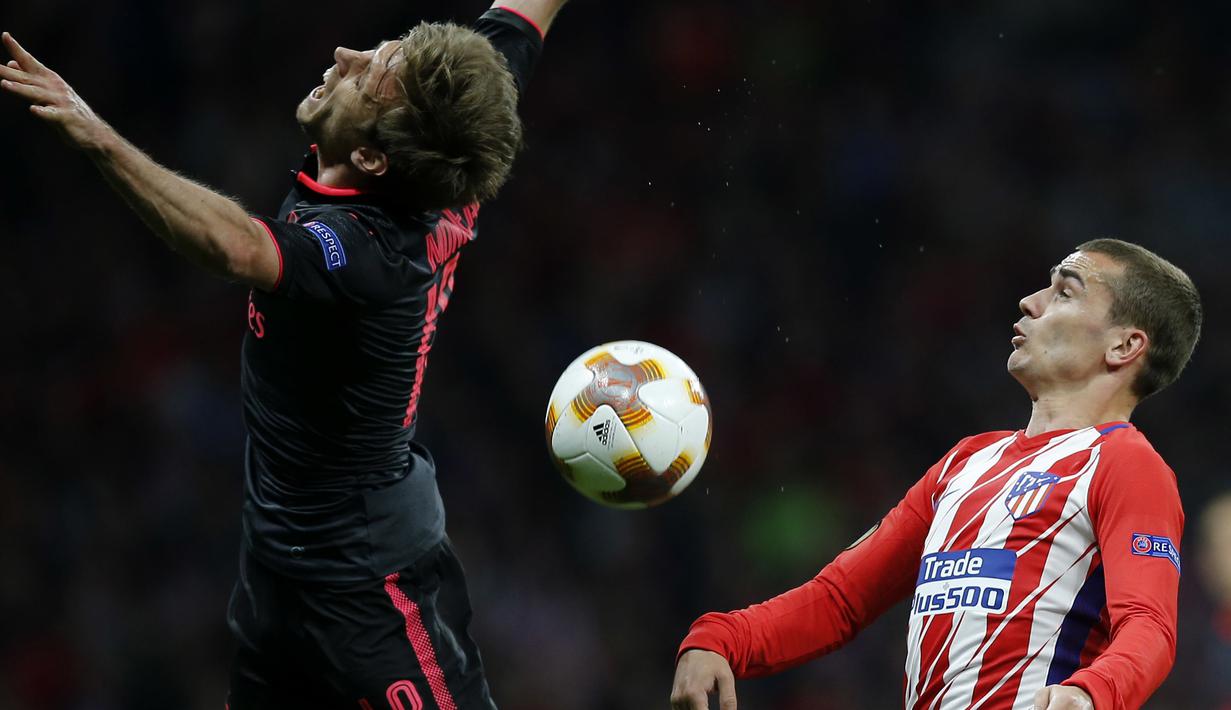 Duel pemain Atletico, Antoine Griezmann  (kanan) dan pemain Arsenal, Nacho Monreal pada semifinal Liga Europa di Wanda Metropolitano stadium, Madrid, (3/5/2018). Atletico menang 1-0. (AP/Paul White)