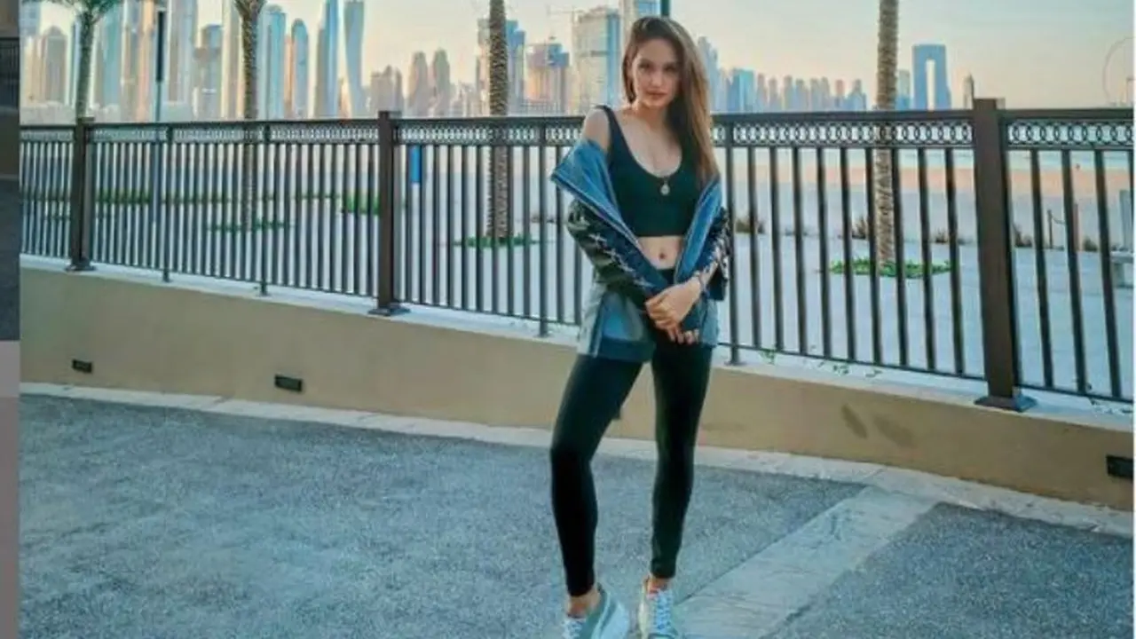 Liburan di Dubai, Cinta Laura Kunjungi Pulau Buatan