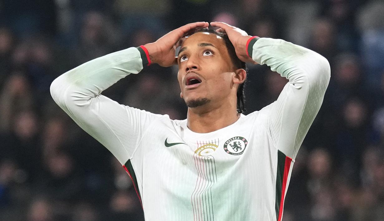 Pemain Chelsea, Joao Pedro, tampak kecewa setelah menelan kekalahan dari Atalanta pada matchday 6 fase grup Liga Champions 2025/2026 di New Balance Arena, Rabu (10/12/2025). (AP Photo/Antonio Calanni)