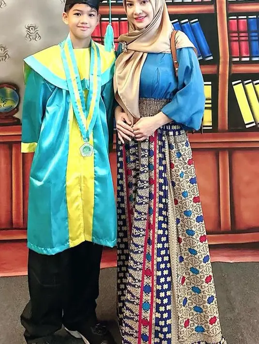 Putra Irma Darmawangsa juga baru lulus dari Sekolah Dasar. Saat wisuda, ia tampil mengenakan jubah warna hijau kuning dan toga hitamnya. [@irmadarmawangsa]