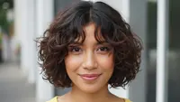 7 Model Rambut Pendek Wanita Curly yang Stylish dan Mudah Dirawat