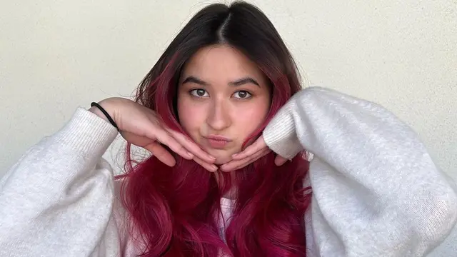 Gaya Rambut Stephanie Poetri dengan Berbagai Warna, Menawan