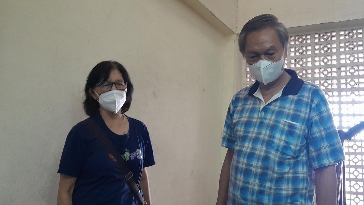 Polisi memeriksa dua orang kerabat dari satu keluarga yang ditemukan meninggal di sebuah rumah Perumahan Citra Garden, Kalideres.