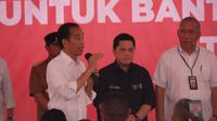 Presiden Joko Widodo (Jokowi) menyerahkan bansos beras ke sejumlah keluarga penerima manfaat (KPM) di Kabupaten Maros, Sulawesi Selatan, Kamis (22/2/2024). (Dok Bulog)