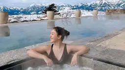Perempuan yang memiliki nama asli Jessica Mila Agnesia ini sering abadikan momen traveling seru di Instagram. Foto ini Jessica memberi caption 'Stress-free zone' yang berarti liburan dengan berendam ini menjadi pelepas stress baginya. (Liputan6.com/IG/@jscmila)