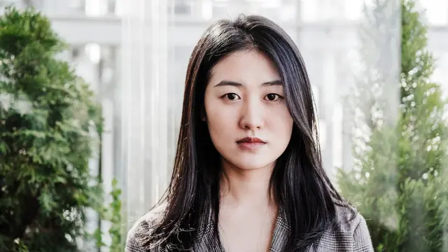 perempuan cantik ketus sedih