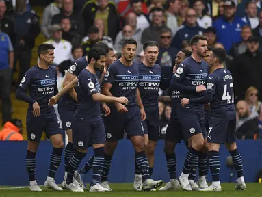Gelandang Manchester City, Rodri (tengah) dan rekan-rekan setimnya merayakan gol ke gawang Leeds United pada pertandingan lanjutan Liga Inggris di Elland Road di Leeds, Inggris utara (30/4/2022). City menang telak atas Leeds 4-0. (AFP/Oli Scarff)